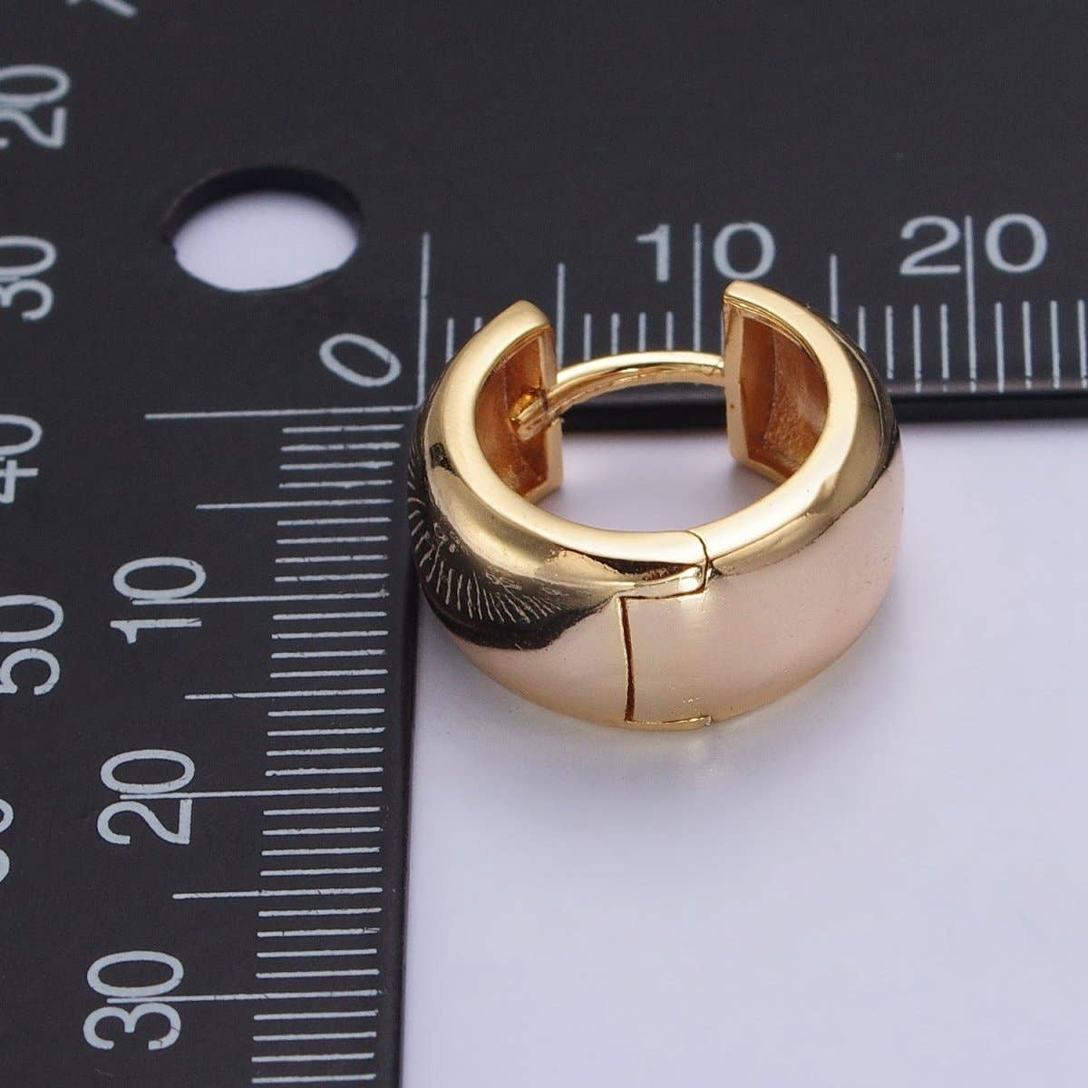WIDE CHUNKY HOOP